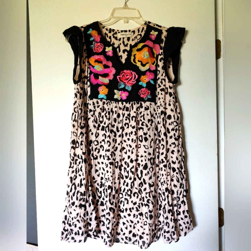 Women's sleeveless embroidered flowy dress size m